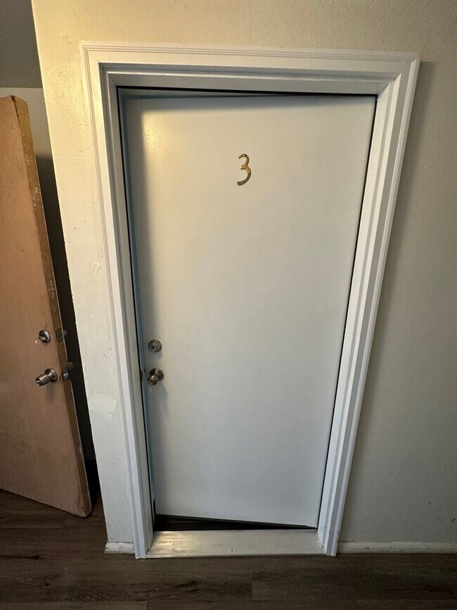 Building Photo - Updated 1-bed, 1-bath Edgewater condo on the 1st floor located near Sloan’s Lake!