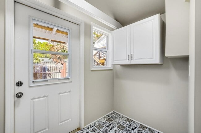 Building Photo - 215 Lee Pl