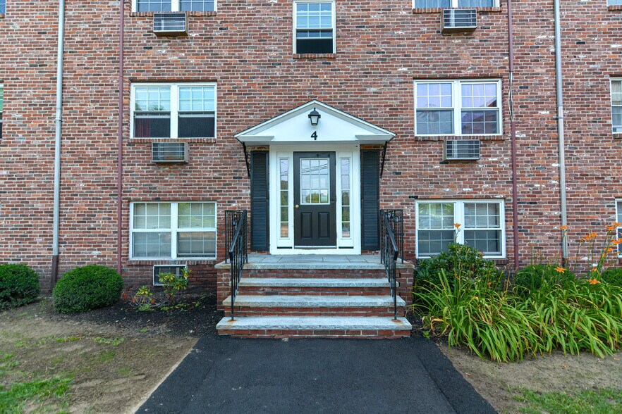 Building Photo - 4 Colonial Village Dr