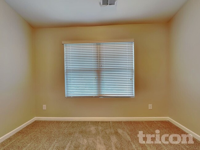 Building Photo - 452 Shady Glen