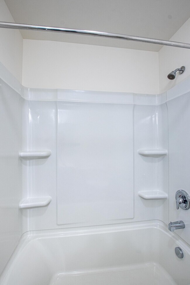 Building Photo - BEAUTIFUL 2 Bedroom Townhome in Midland