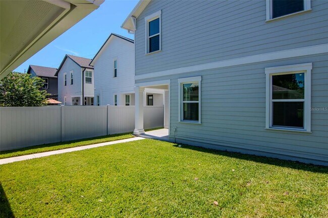 Building Photo - 402 E Oak Ave