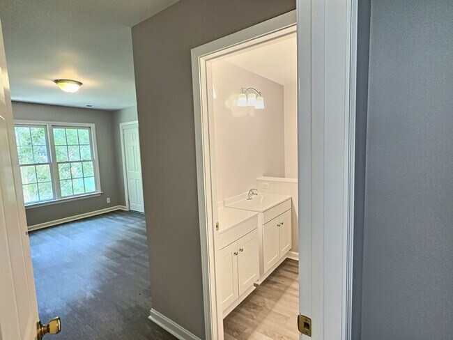 Building Photo - 109 Weatherhill Point