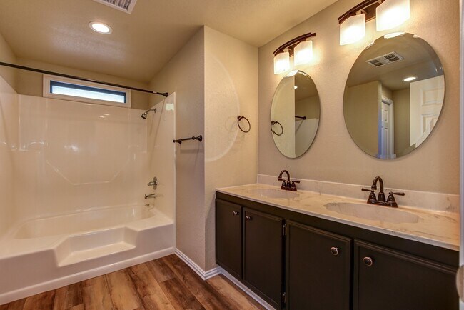 Building Photo - Spacious 2 Bedroom Home Near Willow Lake!