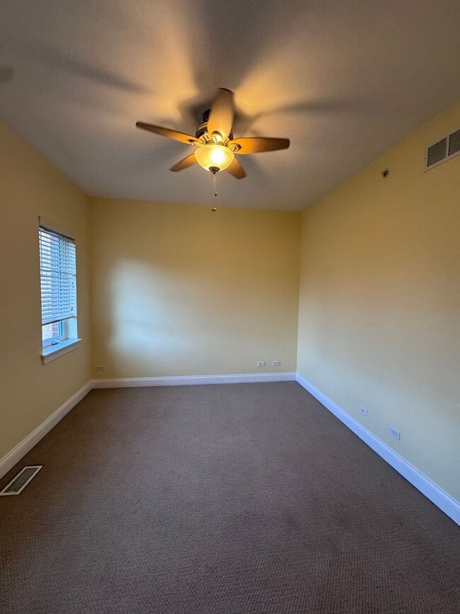 Building Photo - 2 Bed 2.5 Bath In Oak Park Available!