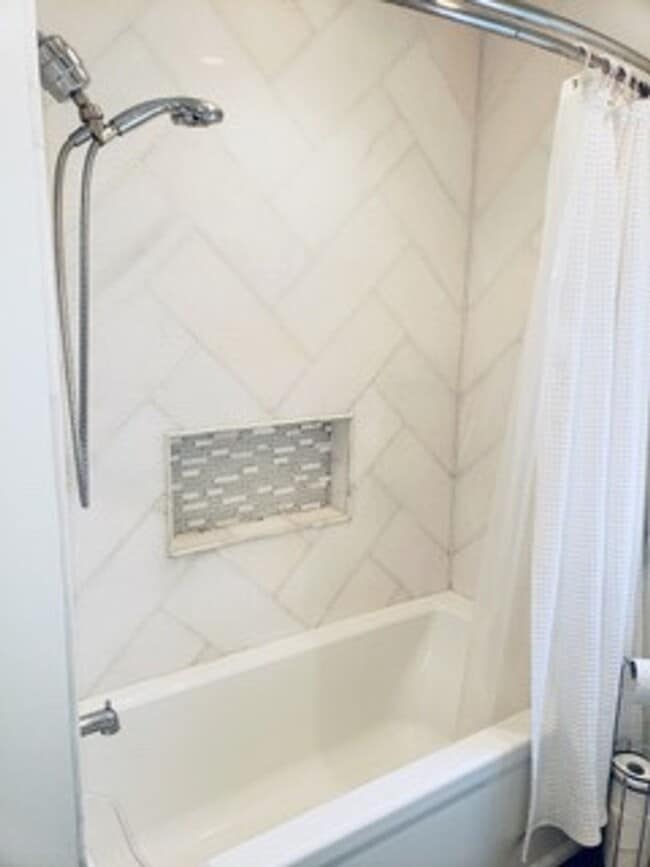 Building Photo - Stunning 4 bedroom rambler in beautiful Ro...