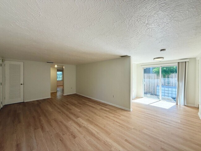Building Photo - Close to Siesta Key Beach! 2 Bedroom Home
