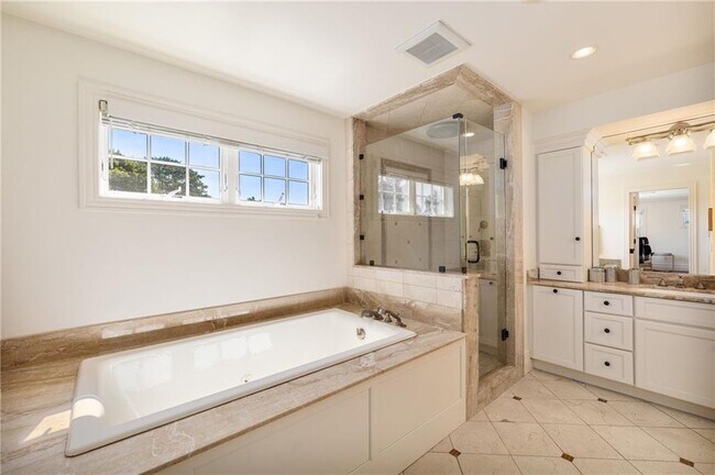 Building Photo - 303 Howland Ave