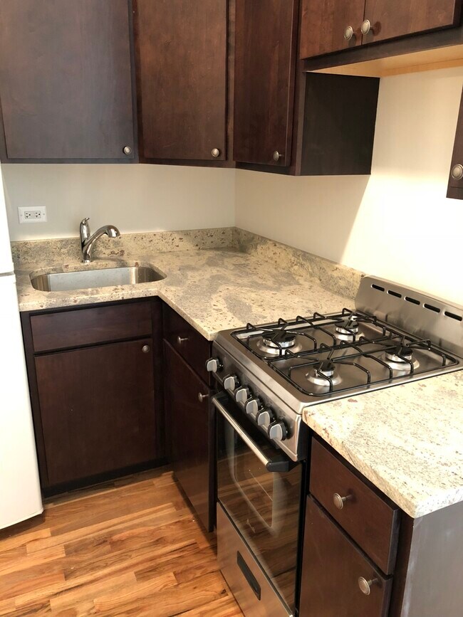 Building Photo - 7606 N Paulina St