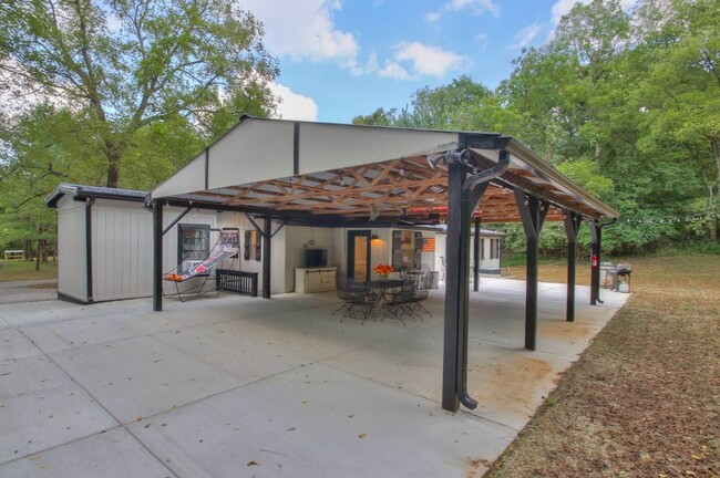 Building Photo - Secluded Home on 85 Acres