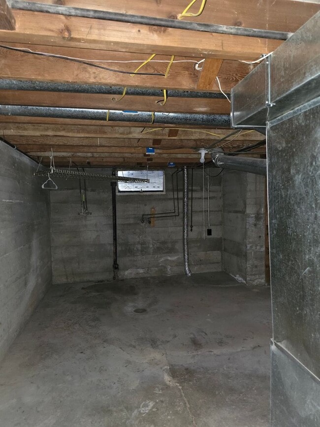 Building Photo - 2 Bedroom House w/ Detached Garage