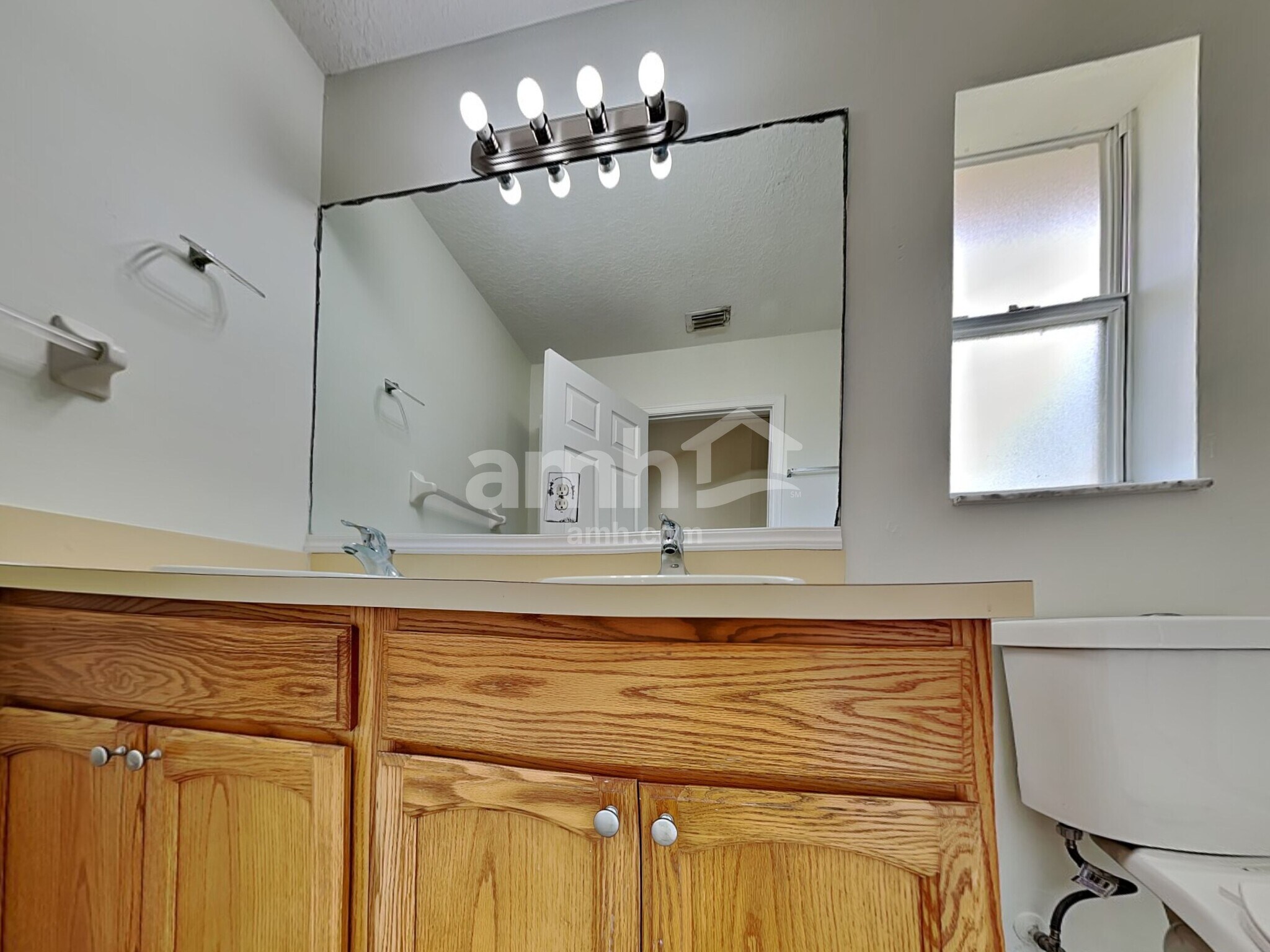 Building Photo - 1009 SW Alcantarra Blvd