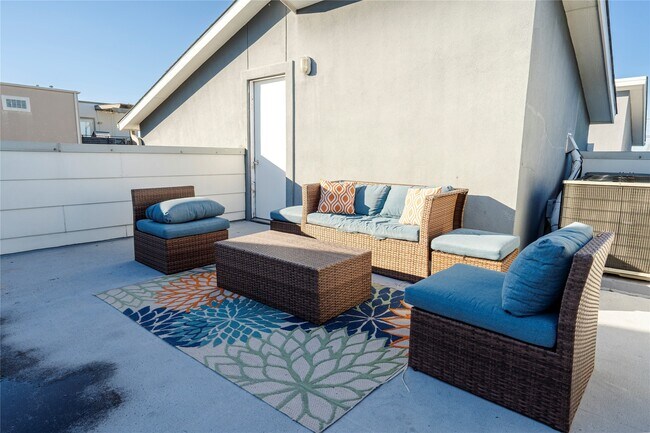 Building Photo - 1205 Summer St