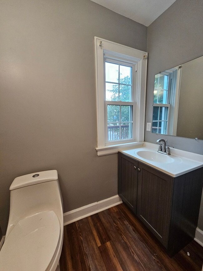Building Photo - Kent 4 bedroom 1.5 bath house for rent