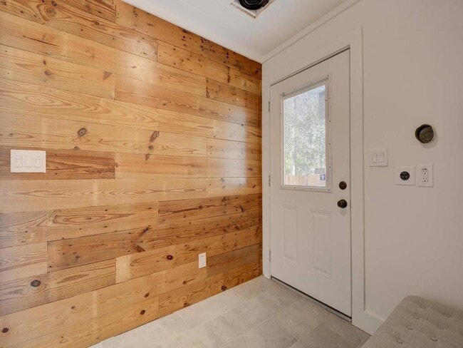 Building Photo - 66 1/2 Navasota St