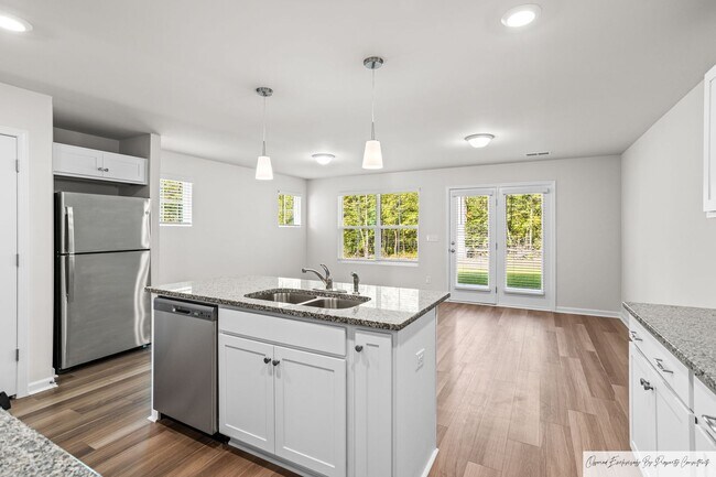 Building Photo - STUNNING TOWNHOUSE IN LEXINGTON'S MURRAY V...