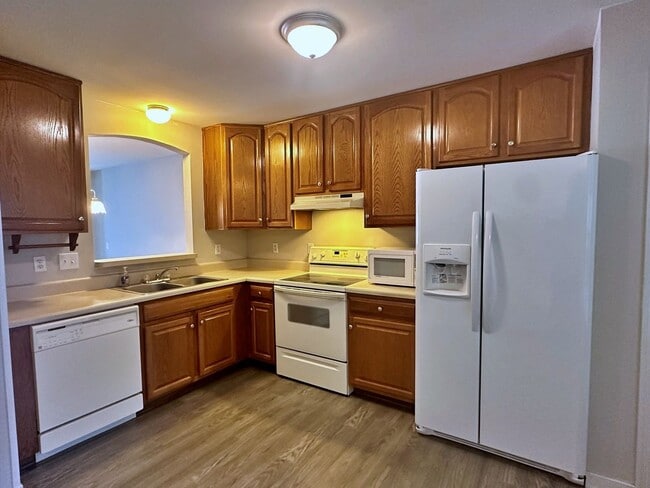 Building Photo - 4 Bedroom Townhouse Near Chesterfield Cour...