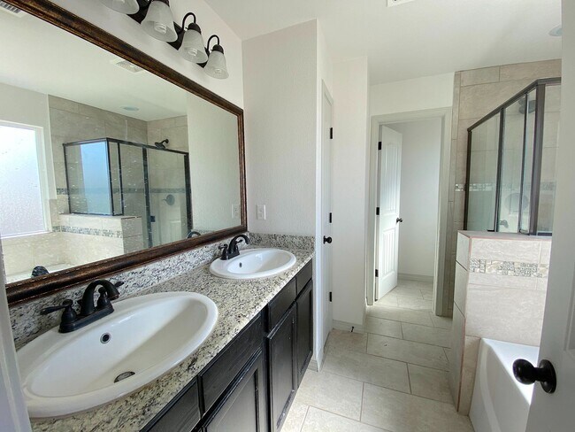 Building Photo - East El Paso 4 bed Refirg A/C