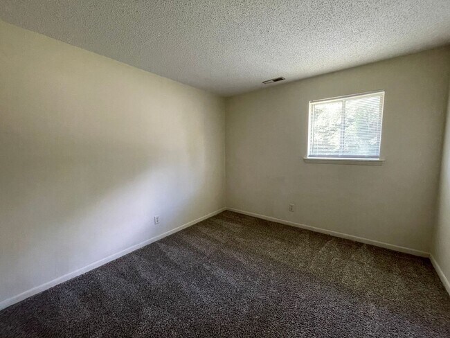 Building Photo - 4 bedroom, 2 bath House