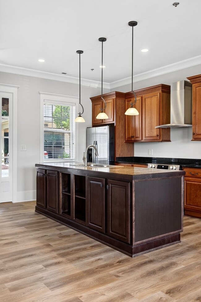 Building Photo - Luxury Condo!