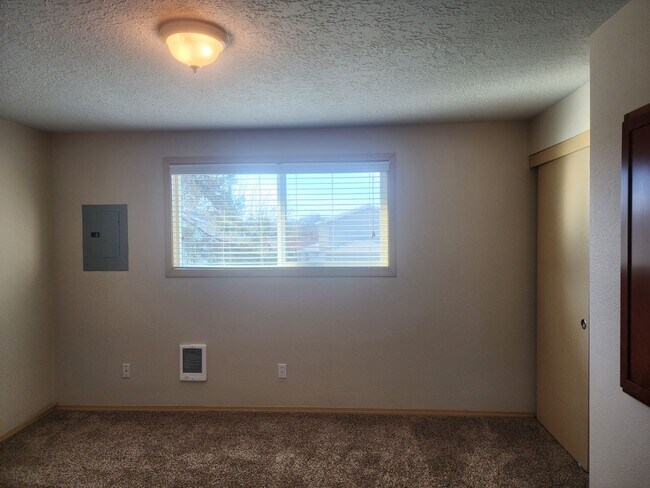 Building Photo - HALF  OFF  1ST  FULL  MONTH'S  RENT   Pet-friendly Townhouse Near Parks and Downtown Newberg - Sh...