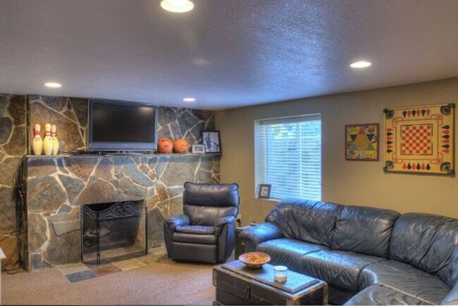 Building Photo - Available June 29th Spacious 3 Bedroom Rancher with Finished Basement & Beautiful Upgrades