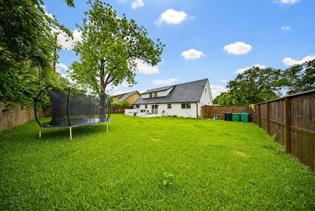 Building Photo - 6215 Great Oaks Dr