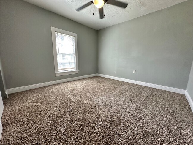 Building Photo - 335 Bayou Dr