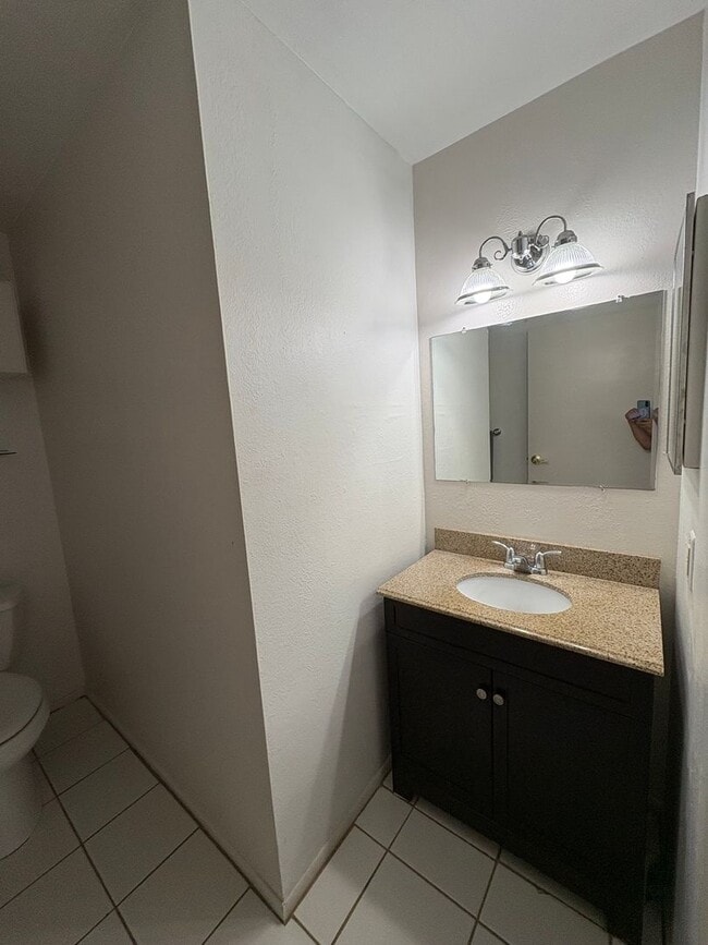 Building Photo - Pet friendly! 2 bedrooms, 1.5 bath, 1 park...