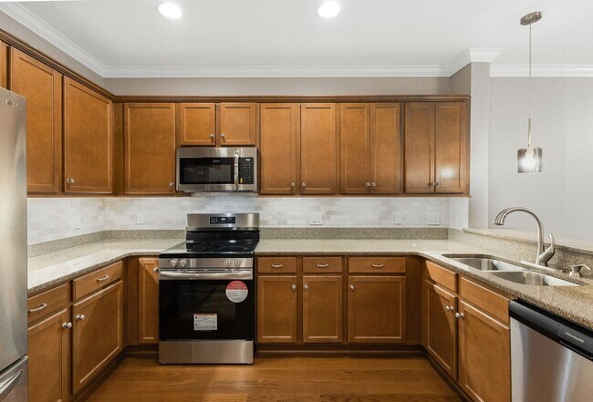 Building Photo - Beautiful Ground Floor Condo 2 bed 2 bath