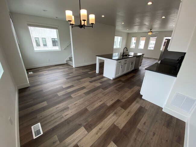 Building Photo - Beautiful Newer Rockwell Ranch Townhome (End Unit)