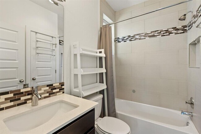 Building Photo - 402 El Paso St