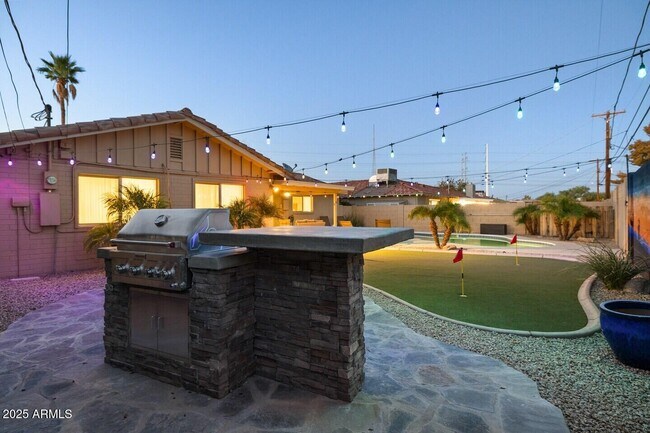 Building Photo - 6419 E Cambridge Ave