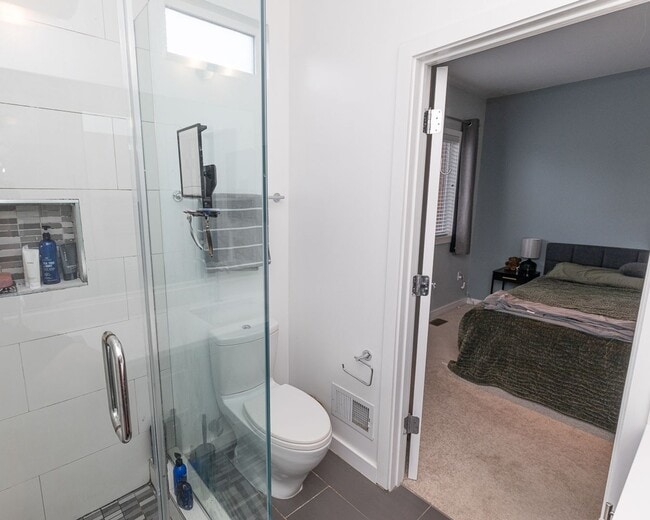 Building Photo - Large Upper Level 2 Bed/2.5 Bath Condo with Parking Near Brookland Metro