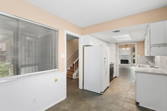 Building Photo - 8301 Greenslope Dr