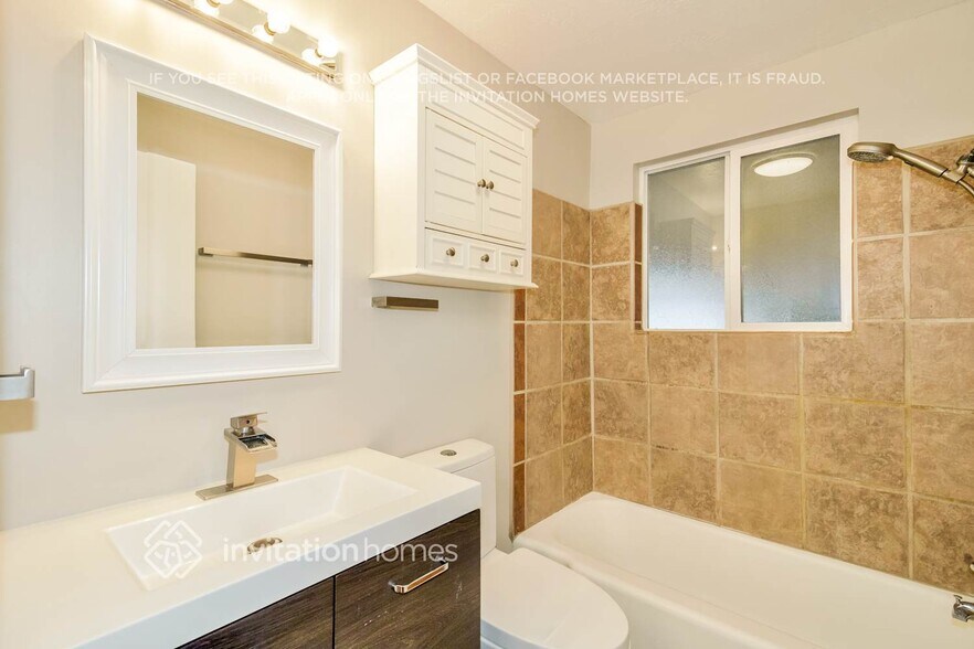 Building Photo - 381 Marquette Dr