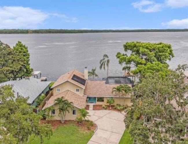 Building Photo - 115 Lake Shore Dr E