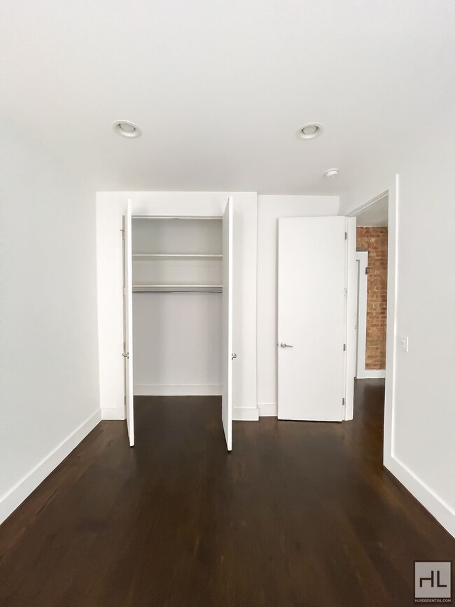 Building Photo - Renovated Spacious 1-Bed 1-Bath / West Cro...