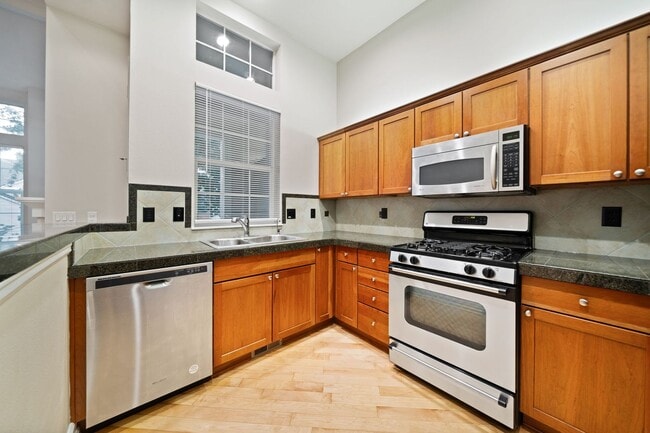 Building Photo - 6610 NE Rosebay Dr