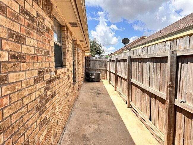Building Photo - 2105 W Western Dr