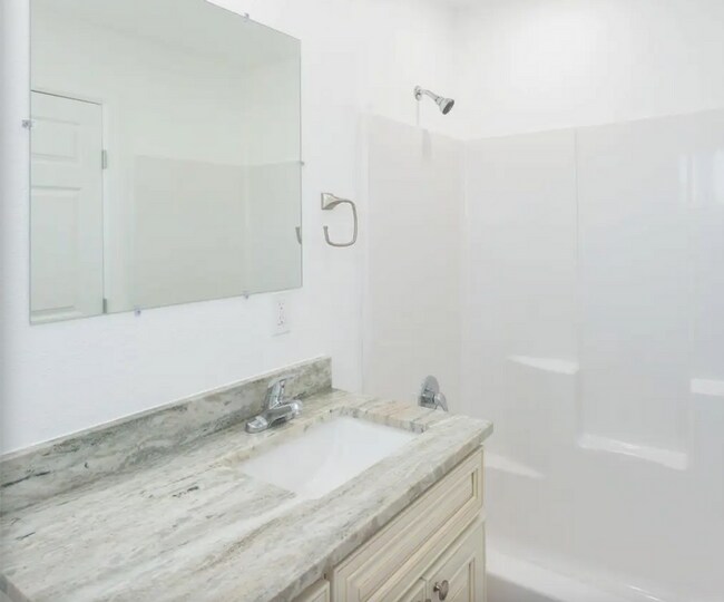 Building Photo - 4 br, 3 bath House - 1001 W Pine Lodge