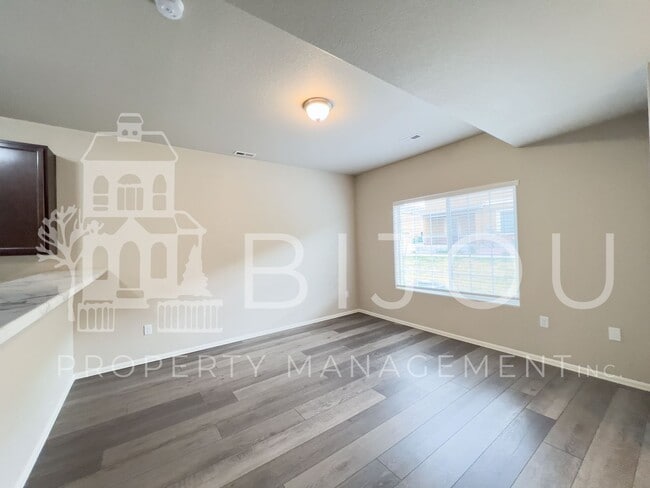 Building Photo - 7661 Silver Larch Pt