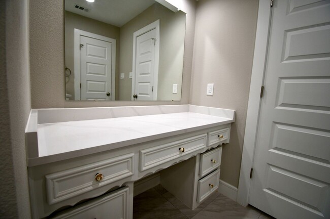 Building Photo - Beautifully remodeled 4 bedroom, 3 Bath