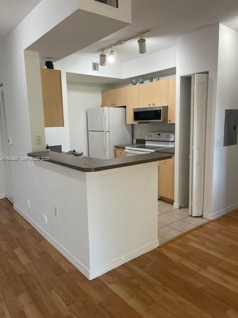 Building Photo - 2458 Centergate Dr