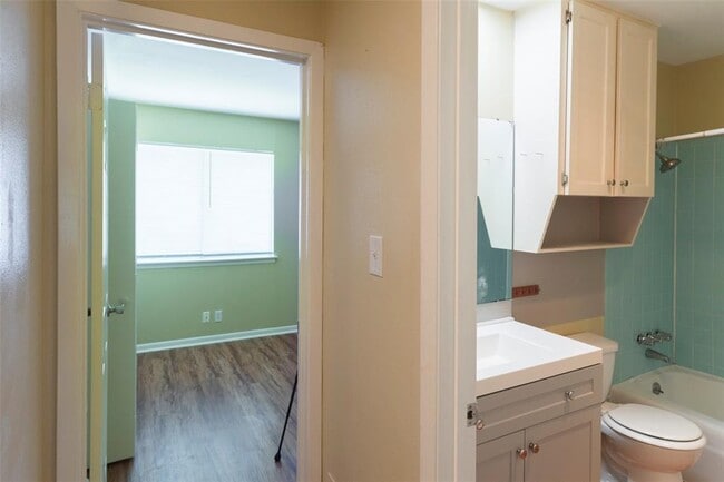 Building Photo - 8809 Dawnridge Cir