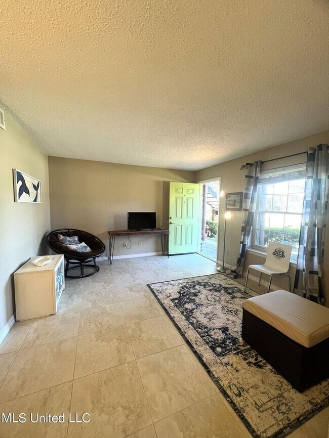 Building Photo - 1550 E 2nd St