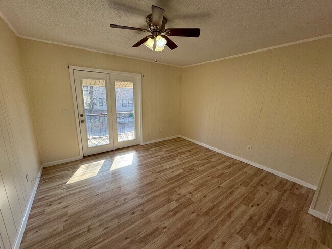 Building Photo - 2 Bedroom 1 Bath Condo Style Apartment