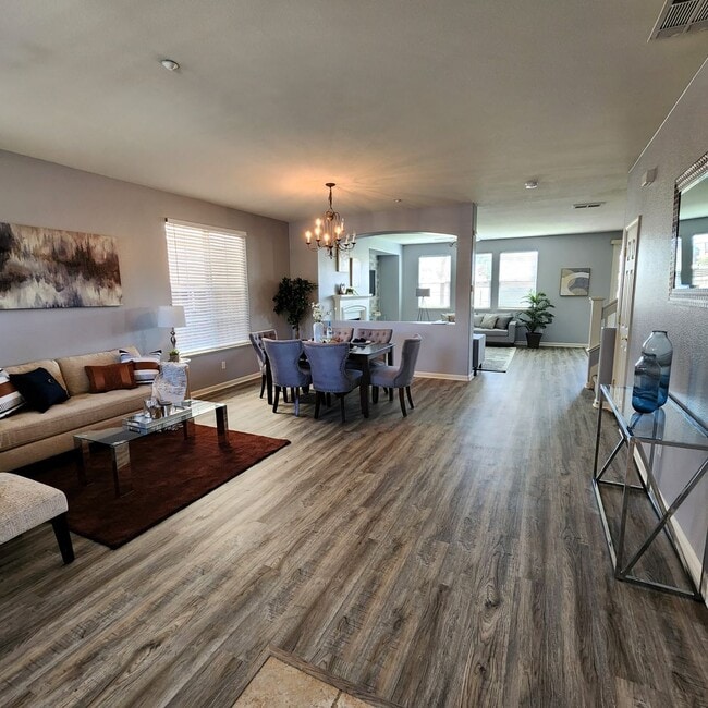 Building Photo - 4 bed 2.5 bath Single Family Home