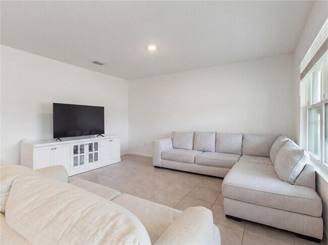 Building Photo - 49 Hickory Course Ln