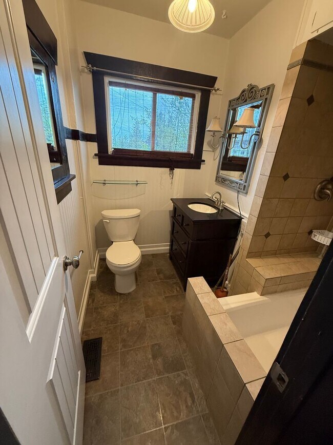 Building Photo - Charming 2 bed 1 bath in North Everett